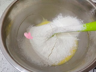 4、玉米油制作的曲奇照样颜值高口感酥,筛入低筋面粉。