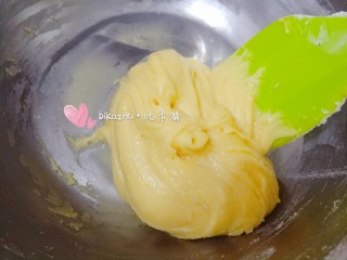 5、玉米油制作的曲奇照样颜值高口感酥,翻拌成面糊。