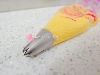 6、玉米油制作的曲奇照样颜值高口感酥,转入裱花袋，选用自己喜欢的花嘴。