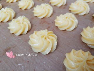 7、玉米油制作的曲奇照样颜值高口感酥,挤出花型。