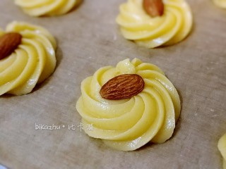 8、玉米油制作的曲奇照样颜值高口感酥,还可以再上面放上坚果。