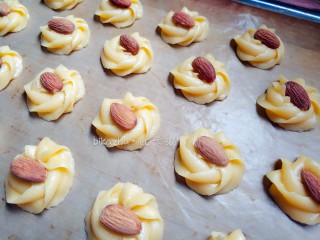 9、玉米油制作的曲奇照样颜值高口感酥,没有坚果的可省略。