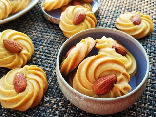 10、玉米油制作的曲奇照样颜值高口感酥,烤箱预热好170度，烘烤20分钟左右。