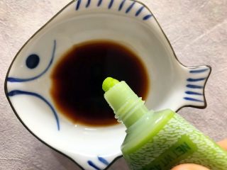 7、吃掉一朵花～三文鱼味道的牛油果刺身,再来调味，挤少许芥末入日式酱油，如果你没有日式酱油，生抽也是可以的，但是不能用做红烧菜的酱油，而是可以做凉拌菜的生抽，美极鲜也可以