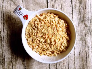 1、芝麻花生酥,花生米敲打成花生碎