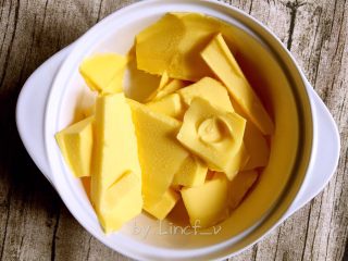 2、芝麻花生酥,黄油提前室温软化至手指轻压会凹陷