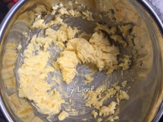 3、芝麻花生酥,软化后的黄油搅打均匀,不需打发