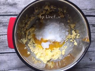 4、芝麻花生酥,加入45g蛋黄液和110g细砂糖