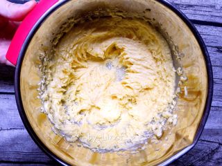 5、芝麻花生酥,用电动打蛋器打发至体积蓬松即可