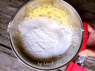 6、芝麻花生酥,一次性筛入低筋面粉