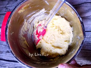 7、芝麻花生酥,用切拌刀翻拌均匀