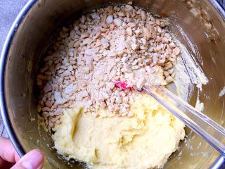 8、芝麻花生酥,放入花生碎,继续翻拌均匀即可