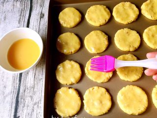 10、芝麻花生酥,在面饼表面上刷一层鸡蛋液