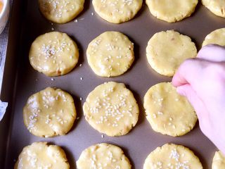 11、芝麻花生酥,表面撒上白芝麻