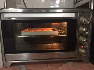 12、芝麻花生酥,烤箱提前预热160度,将芝麻花生酥放入烘烤,上下火中层,约30分钟左右,至表面微黄即可(温度与时间只作参考)