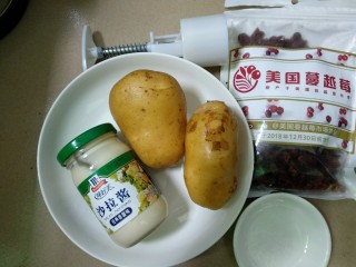 1、蔓越莓土豆月饼,准备食材。