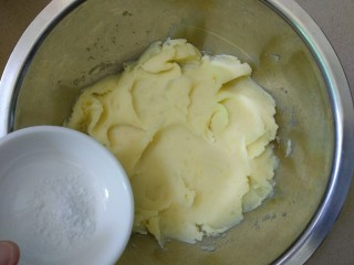 7、蔓越莓土豆月饼,放入盐。