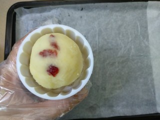12、蔓越莓土豆月饼,放入模具。