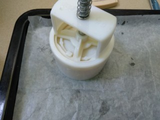 13、蔓越莓土豆月饼,倒扣在烤盘，轻轻往下压再慢慢提起模具。