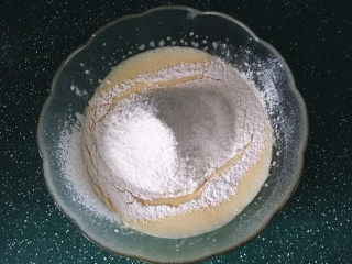 5、黑芝麻簿脆,筛入食盐和低筋面粉