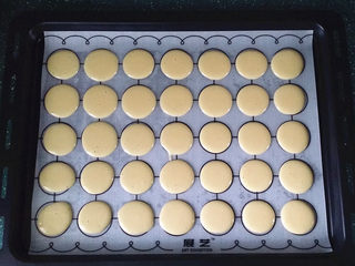 8、黑芝麻簿脆,裱花袋剪小口、挤在马卡龙硅胶垫上