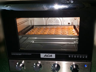 11、黑芝麻簿脆,烤12~15分钟至表面金黄