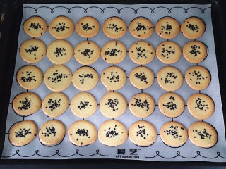 12、黑芝麻簿脆,取出烤盘