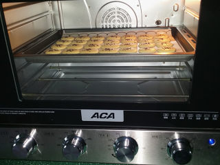 10、黑芝麻簿脆,送入预热好的烤箱中层：180度、上下火