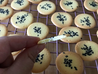 13、黑芝麻簿脆,移至烤架上，一口一块又簿又脆