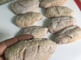 2、香酥炸鸡翅,表面划两刀 方便入味