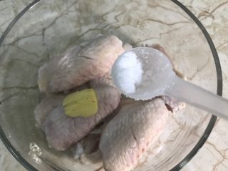 4、香酥炸鸡翅,加盐
