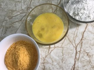 10、香酥炸鸡翅,从右到左 依次准备好面粉、蛋液和面包糠