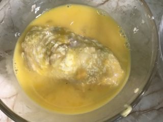 12、香酥炸鸡翅,接着裹一层蛋液