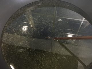 15、香酥炸鸡翅,锅中坐油烧至六层热 拿筷子放入有小泡冒出即可