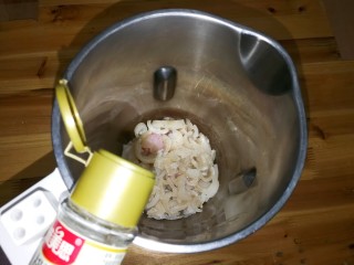 8、香菜皮冻,放入少许白胡椒粉