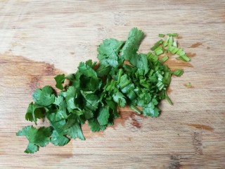 11、香菜皮冻,香菜洗净切碎