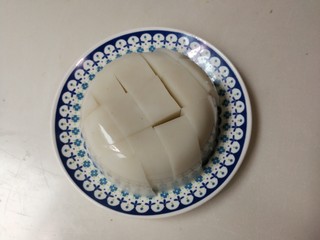 18、香菜皮冻,皮冻切成小块放入盘中