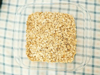 2、燕麦饼干,燕麦片倒入容器