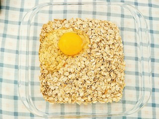 3、燕麦饼干,加入鸡蛋