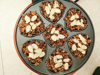 10、燕麦饼干,加入杏仁片，烘烤8分钟