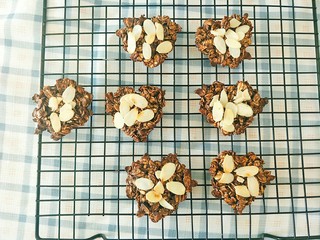 11、燕麦饼干,烤好以后放在晾网上晾凉