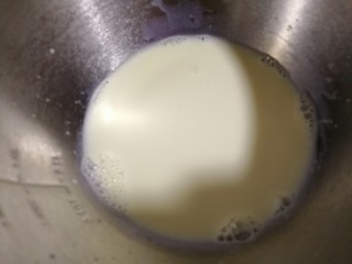2、豆乳妙可多,将豆浆装一个深盆内，