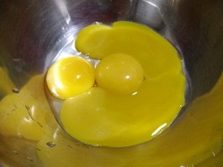 3、豆乳妙可多,蛋黄放入一个盆内，