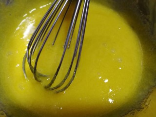 4、豆乳妙可多,放入砂糖用蛋抽搅匀，我拍的是，搅匀后的状态。