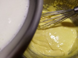 7、豆乳妙可多,分三次倒入蛋黄糊里