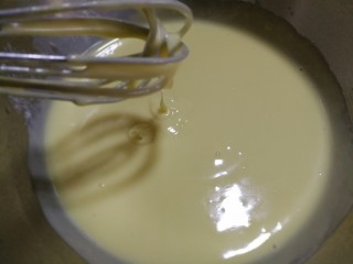 8、豆乳妙可多,用蛋抽搅拌均匀，这是搅好的状态。