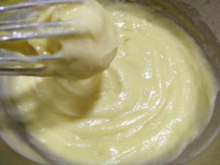 9、豆乳妙可多,讲好的豆乳和接着放在电磁炉上加热，快速搅拌，成粘稠的糊状。搅好后的豆乳如上图↑