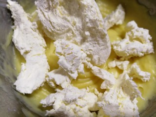 10、豆乳妙可多,然后将奶油奶酪放入，用打蛋器快搅拌均匀。