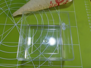 13、豆乳妙可多,准备一个方形盒子将然后的豆乳装入裱花袋内。