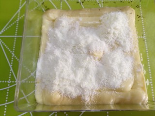 15、豆乳妙可多,接着挤第二层豆乳，挤好后撒上奶粉，用手晃一晃盒子奶粉就均匀了。